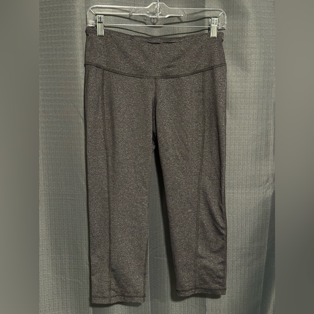 Women’s Old Navy Active Fitted Capri Leggings